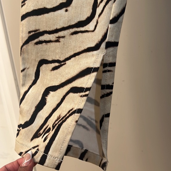 WE WORE WHAT Zebra Print High-waisted, Lightweight Jeans w/ Slit at Ankle S 26 - Picture 5 of 6